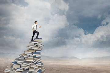 我马上要去面试 重庆凯宾斯基酒店的客房部秘书 要准备些什么啊 薪酬怎么样呢