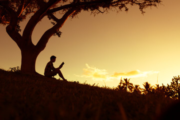 我马上要去面试 重庆凯宾斯基酒店的客房部秘书 要准备些什么啊 薪酬怎么样呢